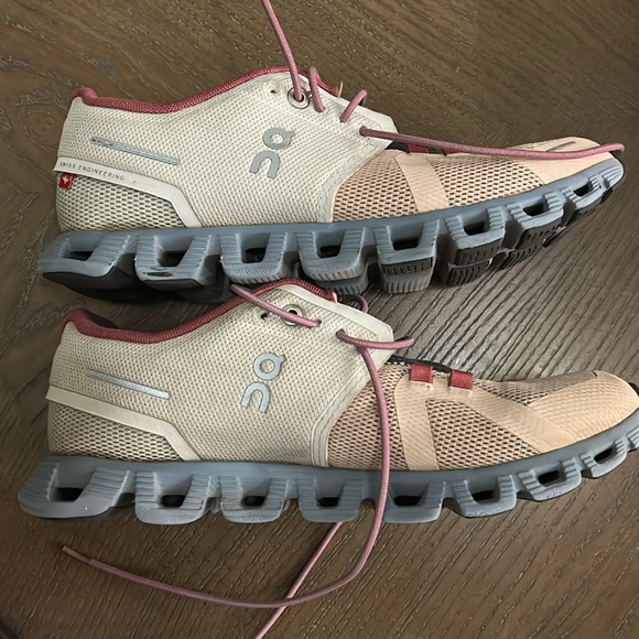 On Running Blush and Charcoal Sneakers Used missing in soles size 7 - Picture 6 of 6